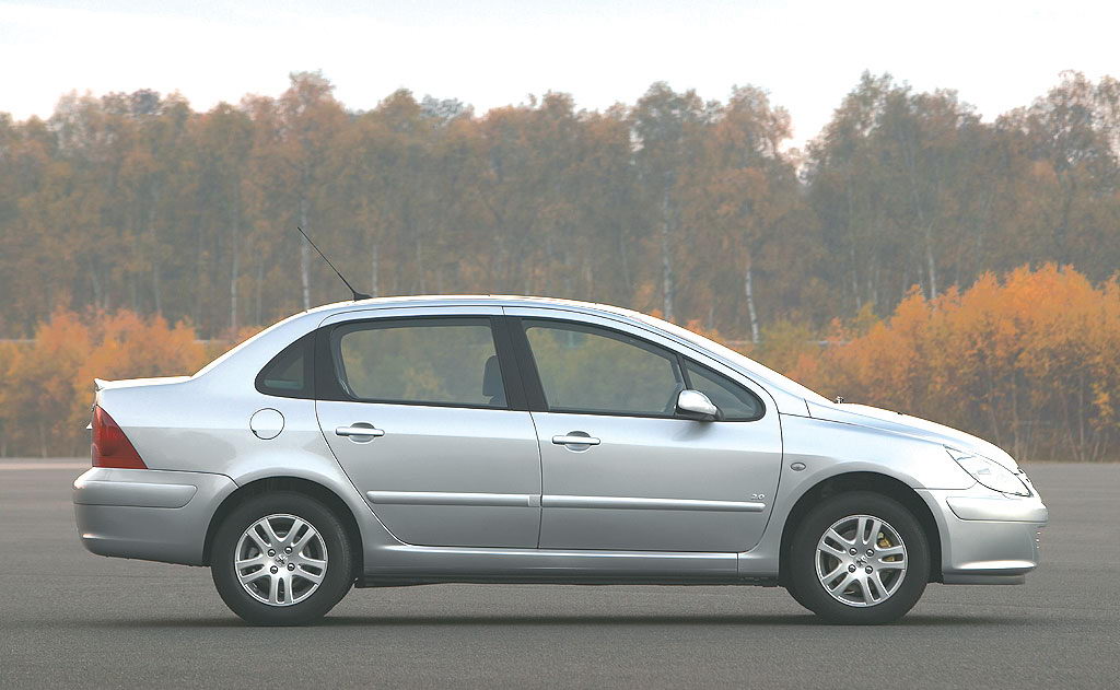 Peugeot 307 Sedan 2004.jpg